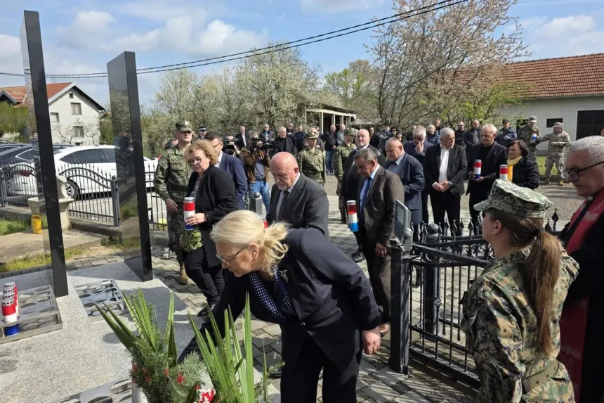 Predsjednica FBiH Lidija Bradara polaže vijenac na groblju u Garevcu.