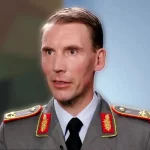 Njemački časnik u generalskoj odjeći govori u studiju