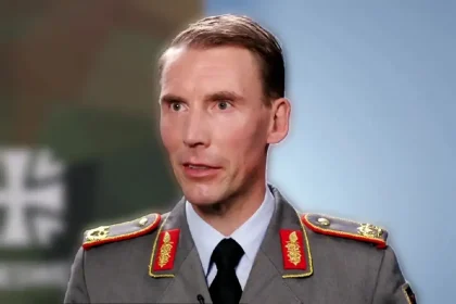 Njemački časnik u generalskoj odjeći govori u studiju