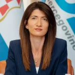 Darijana Filipović pozira fotoreporterima nakon potvrde kandidature za članicu Predsjedništva BiH