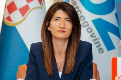 Darijana Filipović pozira fotoreporterima nakon potvrde kandidature za članicu Predsjedništva BiH