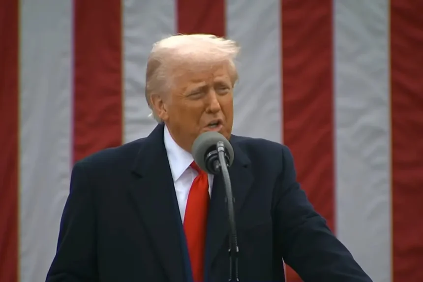 Predsjednik Trump iza mikrofona. U pozadini američka zastava.