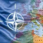 Zastava NATO-a prekriva zemljovid Europe. Međusobno se isprepleću.