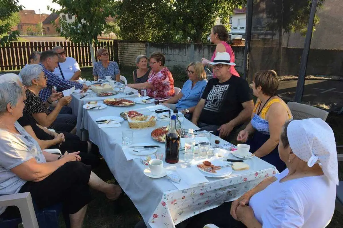 Povratnici u Hasić okupljeni oko trpeze