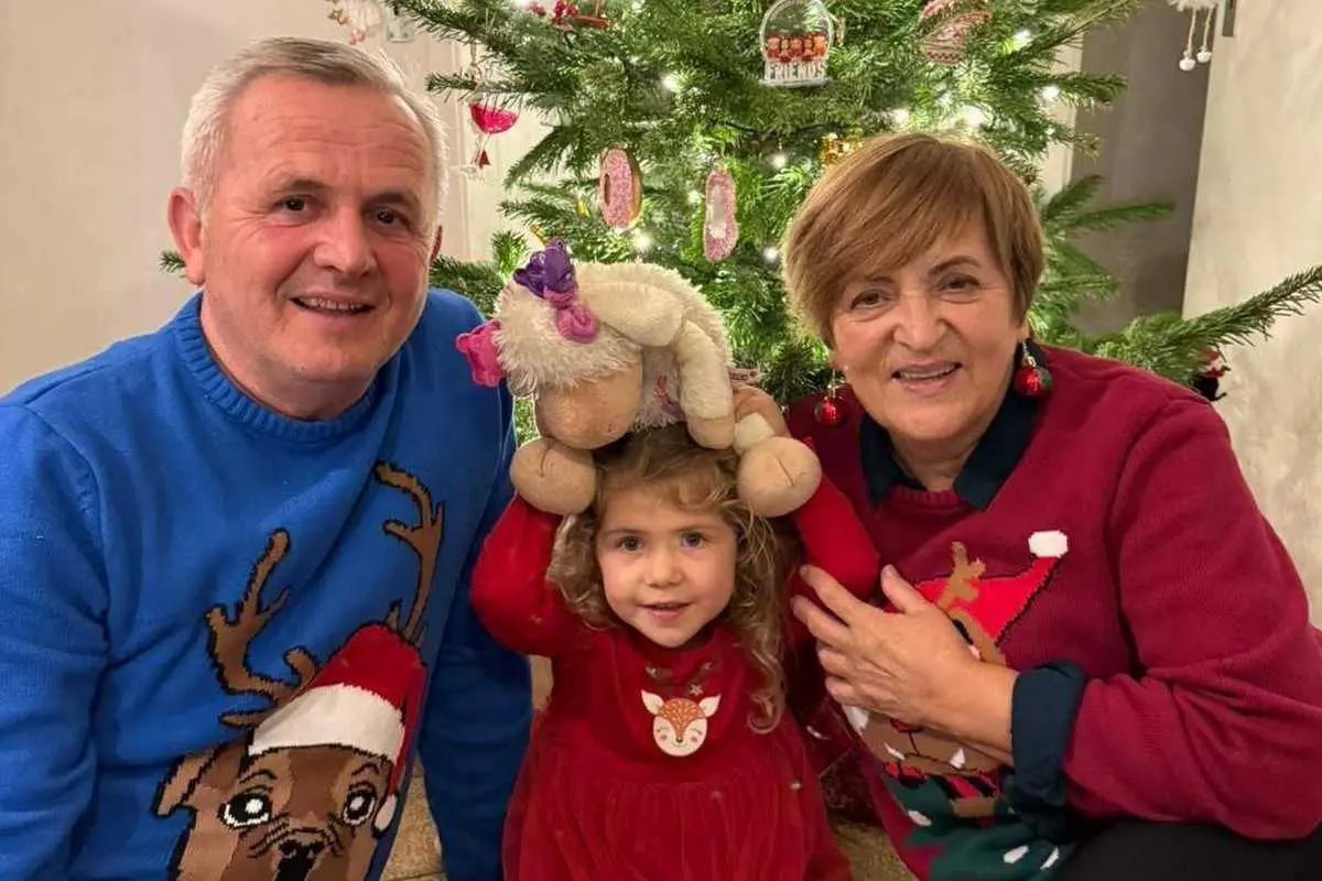 Jozo Dragičević i supruga Suzana sa unučicom. Obiteljska fotogorafija.