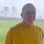 Jozo Dragičević u žutoj majici iza zelena livada