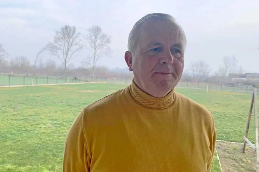 Jozo Dragičević u žutoj majici iza zelena livada