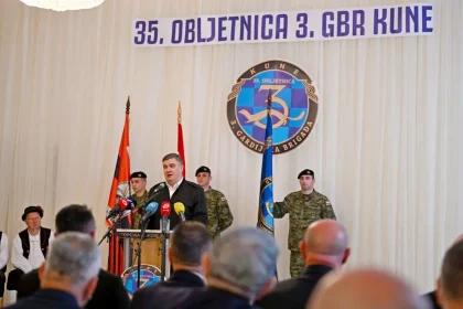 Zoran Milanović za govornicom na obljetnici gardijske brigade Kune.