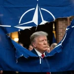 Pocijepana zastava NATO saveza, iza zastave lik američkog predsjednika Trumpa.