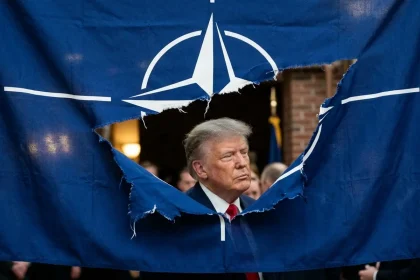 Pocijepana zastava NATO saveza, iza zastave lik američkog predsjednika Trumpa.