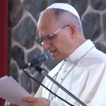 Papa Lav XIV iza mikrofona čita tekst