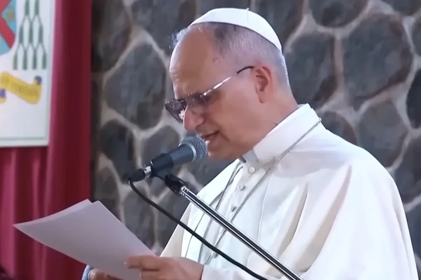 Papa Lav XIV iza mikrofona čita tekst
