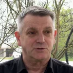 Pero Previšić u krupnom planu u razgovoru s novinarom.