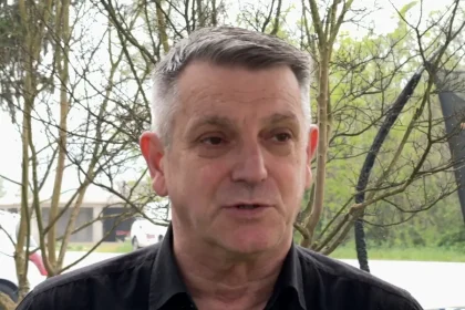Pero Previšić u krupnom planu u razgovoru s novinarom.