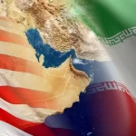 Zemljovid hormuškog tjesnaca kojeg opasuju zastave Irana i SAD.