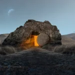 Ilustracija, prikaz otvorenog Isusovog groba iz kojeg dopire svjetlost.