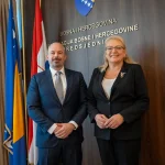 Susret Johna Ginkela s Lidijo Bradarom. Poziraju za medije.