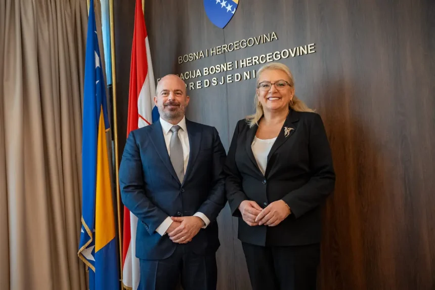 Susret Johna Ginkela s Lidijo Bradarom. Poziraju za medije.