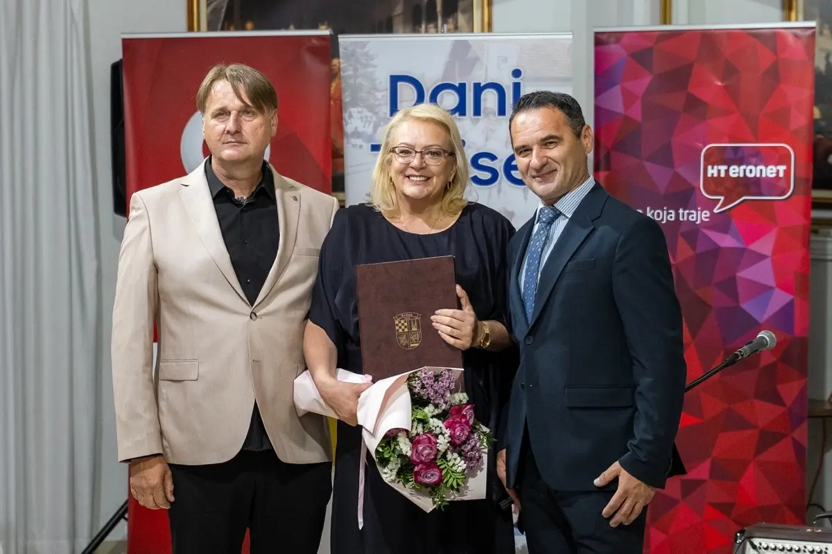 Lidija Baradra sa domaćinima iz Tolise prilikom uručenja dokumenta o proglašenju počasne građanke Tolise.