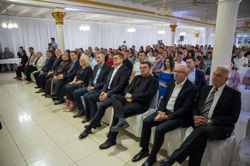 Publika u dvorani Dvor na otvaranu Dana Tolise.