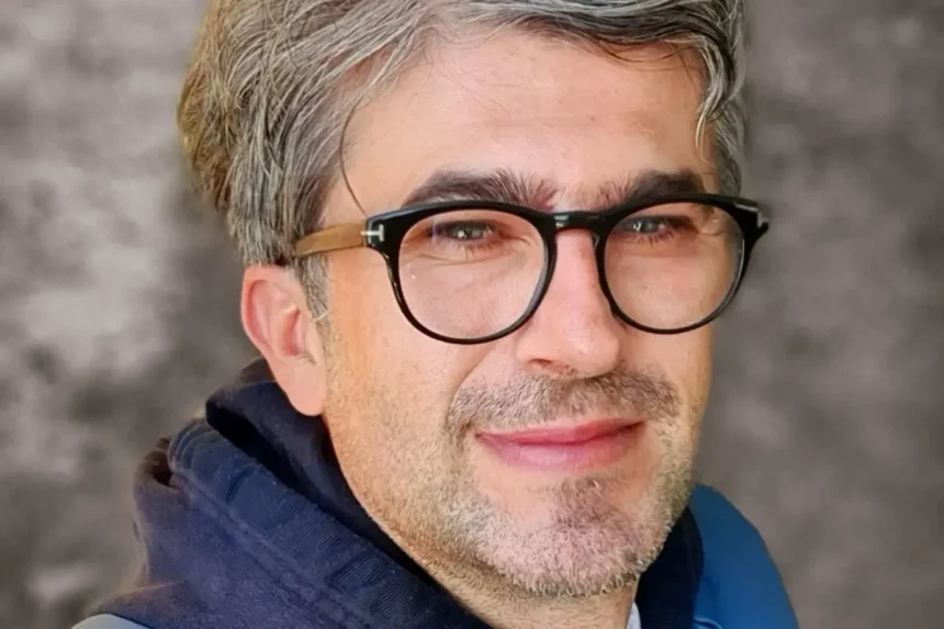 Petar Jeleč u krupnom planu s naočalama.