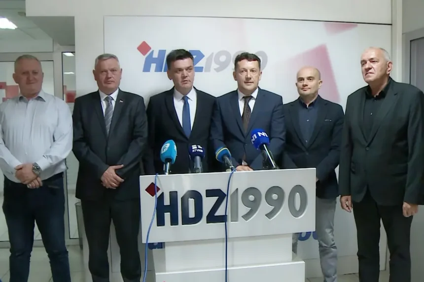 Predsjednici pet oporbenih stranaka iz koalicije "Petorke" na predstavljanju svog kandidatat za člana Predsjedništva BiH.