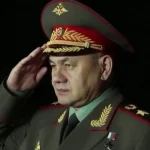 Bivši ministar obrane Rusije Šojgu pozdravlja u uniformi.
