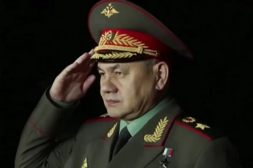 Bivši ministar obrane Rusije Šojgu pozdravlja u uniformi.