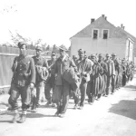 Partizani sprovode zarobljene domobrane na prisilan rad u Banja Luci 1944. godine