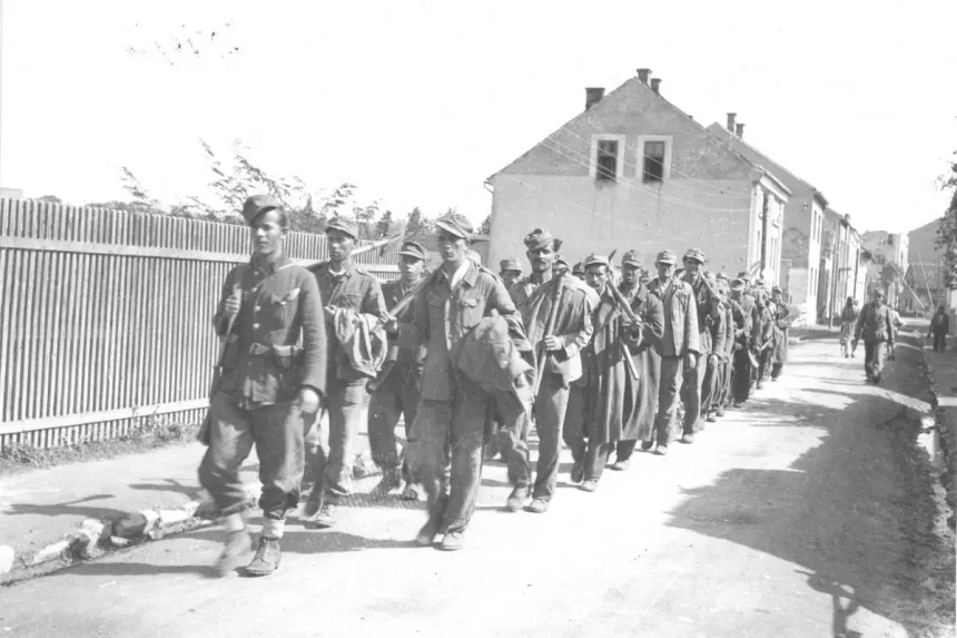 Partizani sprovode zarobljene domobrane na prisilan rad u Banja Luci 1944. godine