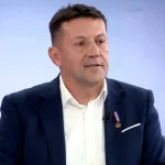 Zdenko Lučić u studiju FACE TV-a tijekom intervjua s Senadom Hadžifejzovićem