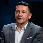 Zdenko Lučić u krupnom planu kao gost na podcastu.