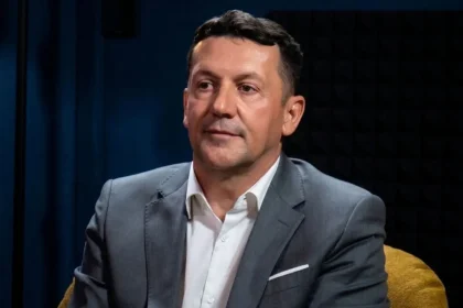 Zdenko Lučić u krupnom planu kao gost na podcastu.