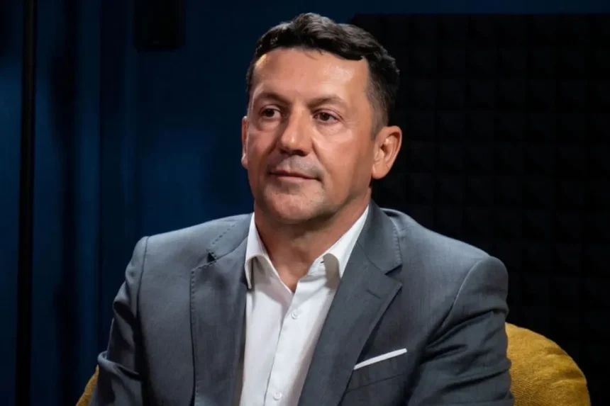 Zdenko Lučić u krupnom planu kao gost na podcastu.
