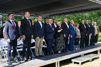 Državno izaslanstvo na obilježavanju Dana antifašističke borbe u Brezovici kod Siska.
