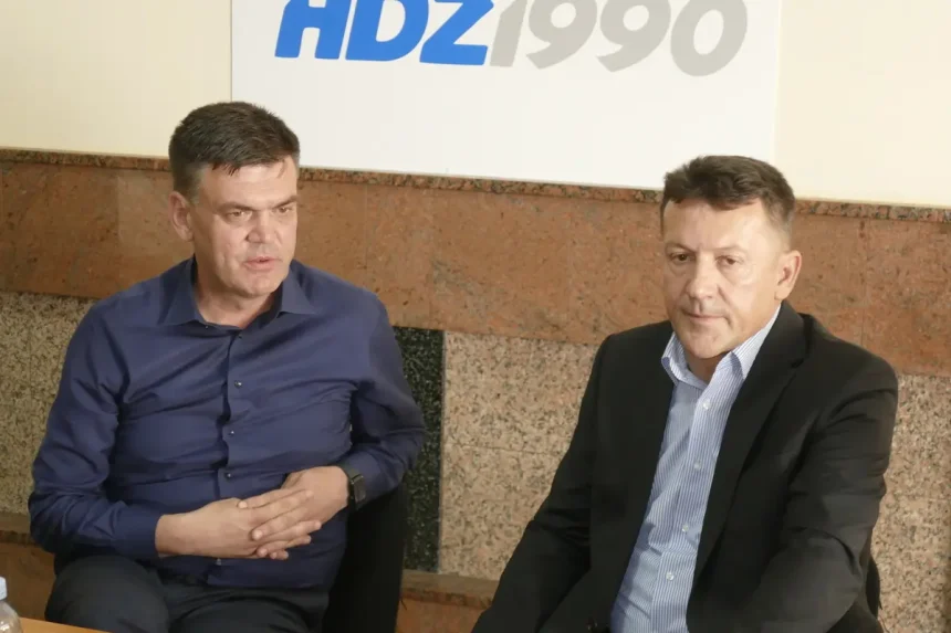 Ilija Cvitanović i Zdenko Lučić u uredu stranke u Orašju