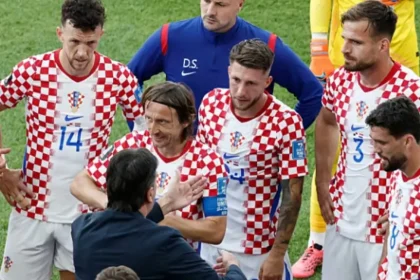 Zlatko Dalić u razgovoru s igračima hrvatske reprezentacije