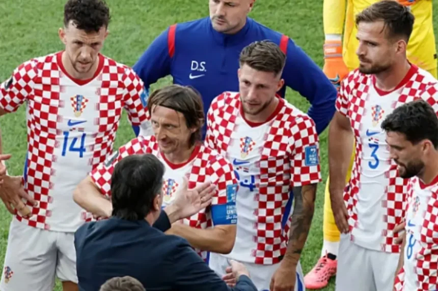 Zlatko Dalić u razgovoru s igračima hrvatske reprezentacije