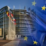 Zgrada europskog parlamenta prožeta zastavom Europske unije