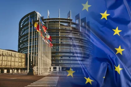 Zgrada europskog parlamenta prožeta zastavom Europske unije
