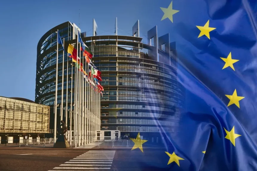 Zgrada europskog parlamenta prožeta zastavom Europske unije