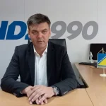 Ilija Cvitanović predsjednik HDZ 1990 sjedi za stolom u uredu stranke.