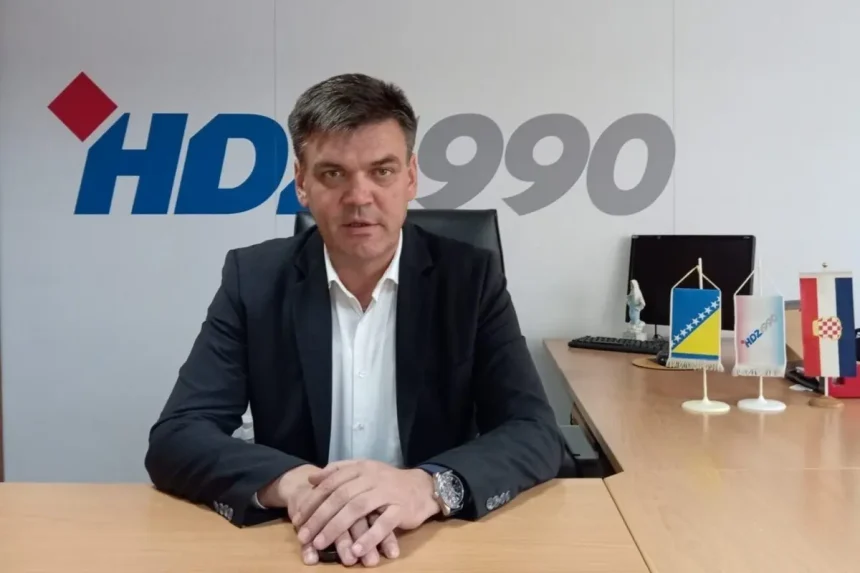 Ilija Cvitanović predsjednik HDZ 1990 sjedi za stolom u uredu stranke.