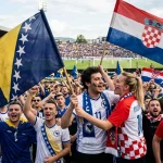 Zajedničko navijanje navijača BiH i Hrvatske. U fokusu zastave BiH i Hrvatske.