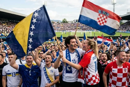 Zajedničko navijanje navijača BiH i Hrvatske. U fokusu zastave BiH i Hrvatske.