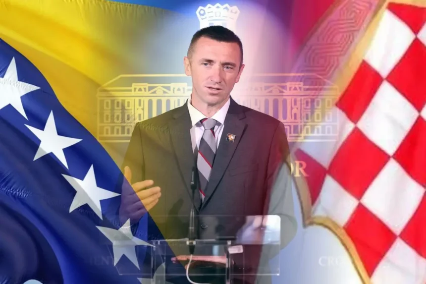 Ivan Penava između zastava BiH i Heceg-Bosne