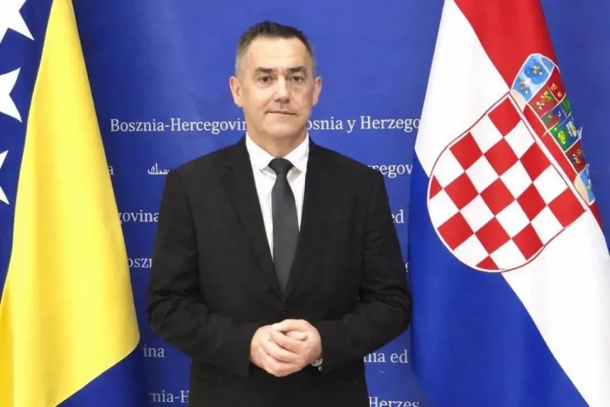 Tihomir Šarac, glasnogovornik HSP BiH ispred zastava R. Hrvatske i BiH.