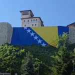 Gradačačka kula prekrivena velikom zastavom Bosne i Hercegovine.