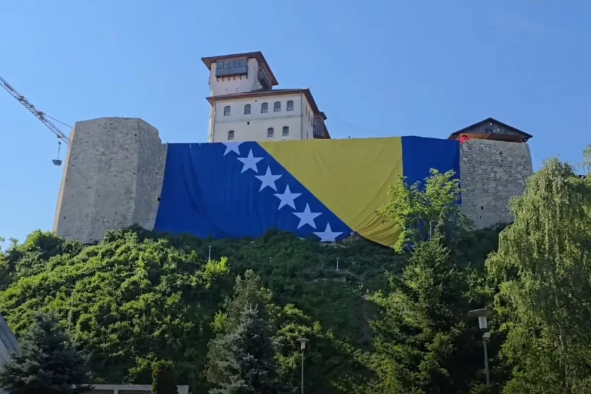 Gradačačka kula prekrivena velikom zastavom Bosne i Hercegovine.