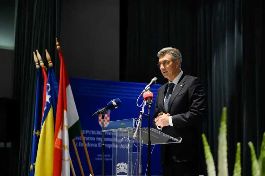 Premjer Hrvatske Andrej Plenković za govornicom u Kulturnom centru u Orašju